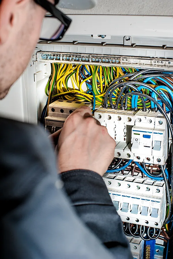 Monteur bei der Störungssuche am Verteiler – Elektro Pfeuffer Würzburg